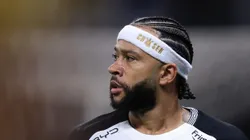Depay durante partida na Neo Química.