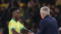 Ancelotti cumprimentando Vinícius Júnior.