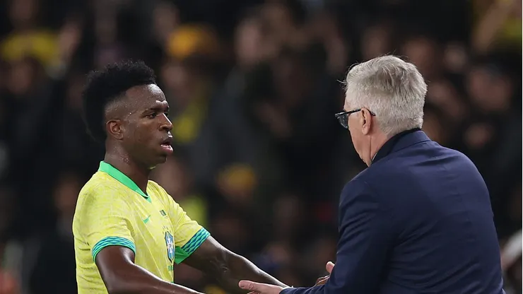 Ancelotti cumprimentando Vinícius Júnior.