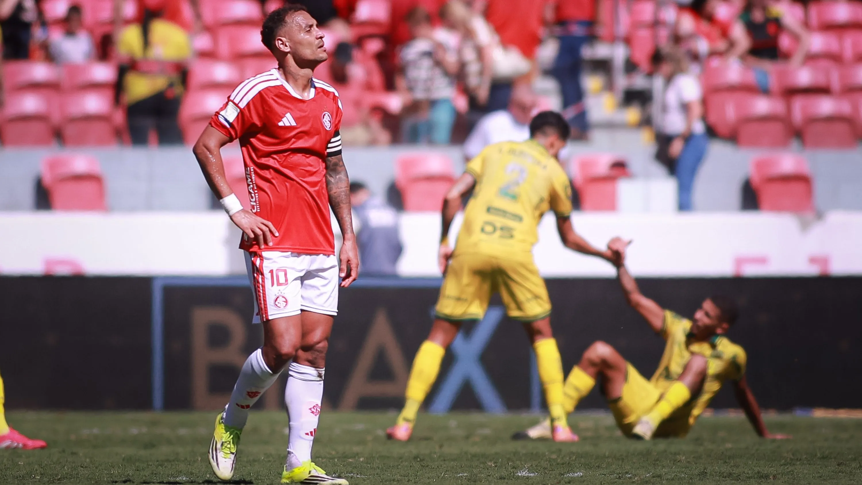 Alan Patrick jogador do Internacional lamenta derrota ao final da partida contra o Mirassol no estadio Beira-Rio pelo campeonato Brasileiro A 2026. Foto: Maxi Franzoi/AGIF