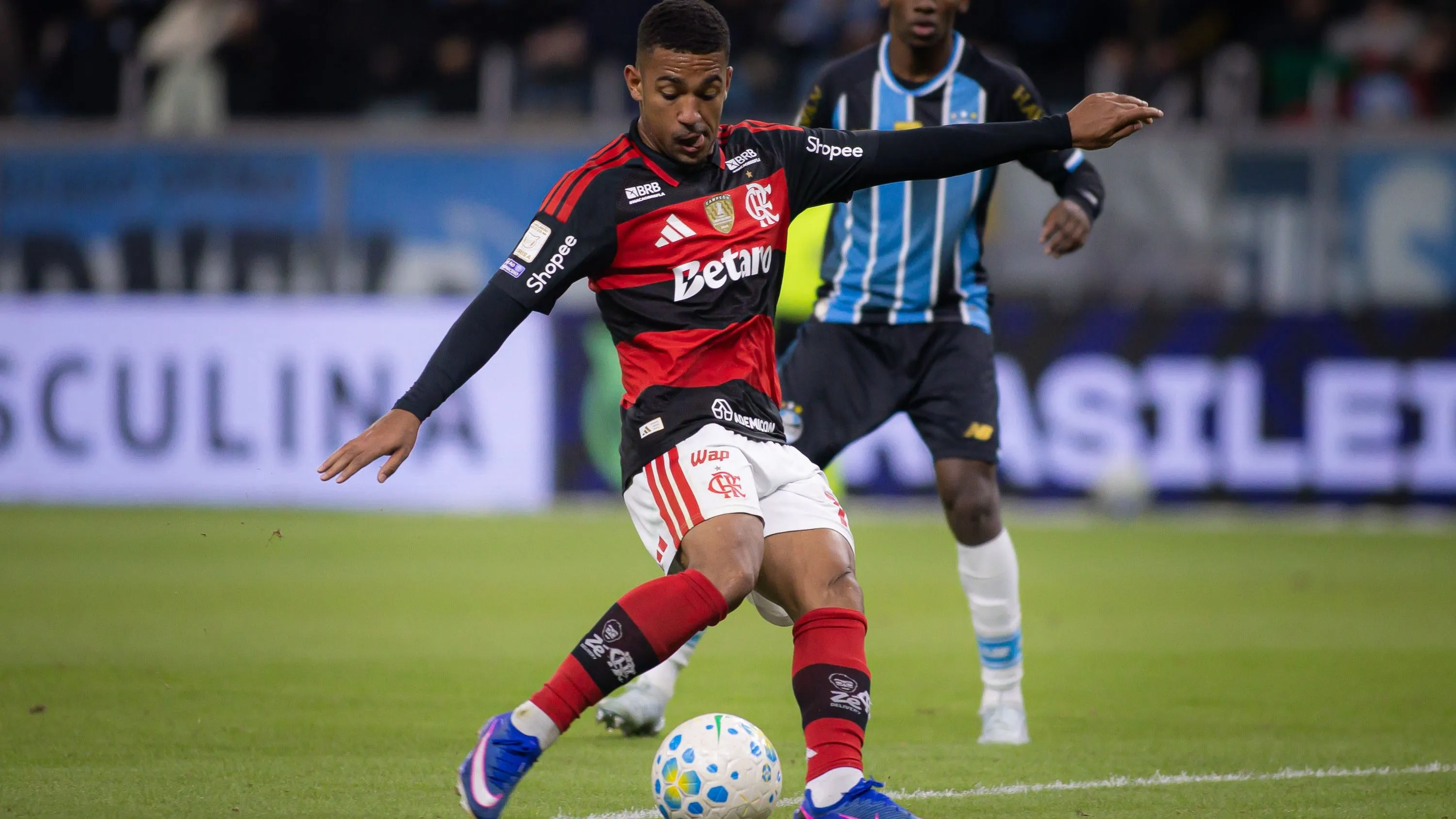 Samuel Lino jogador do Flamengo durante partida contra o Gremio no estadio Arena do Gremio pelo campeonato Brasileiro A 2026. Foto: Maxi Franzoi/AGIF