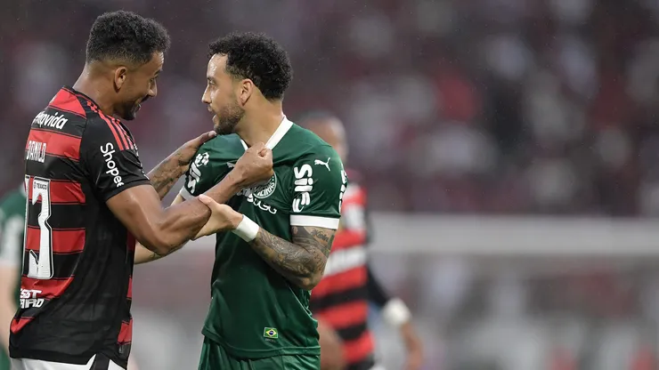 RJ - RIO DE JANEIRO - 19/10/2025 - BRASILEIRO A 2025, FLAMENGO X PALMEIRAS - Danilo jogador do Flamengo disputa lance com Felipe Anderson jogador do Palmeiras durante partida no estadio Maracana pelo campeonato Brasileiro A 2025. Foto: Thiago Ribeiro/AGIF