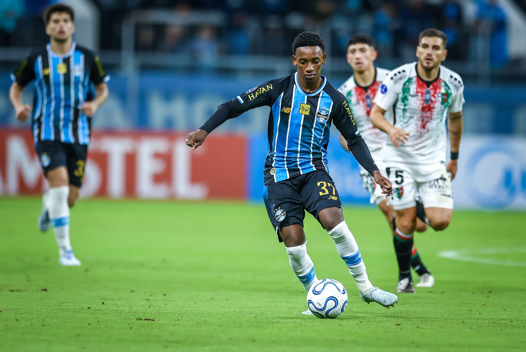 Gabriel Mec será desfalque nesse sábado (23) contra o Santos na Arena – Foto: Lucas Uebel/Grêmio FBPA