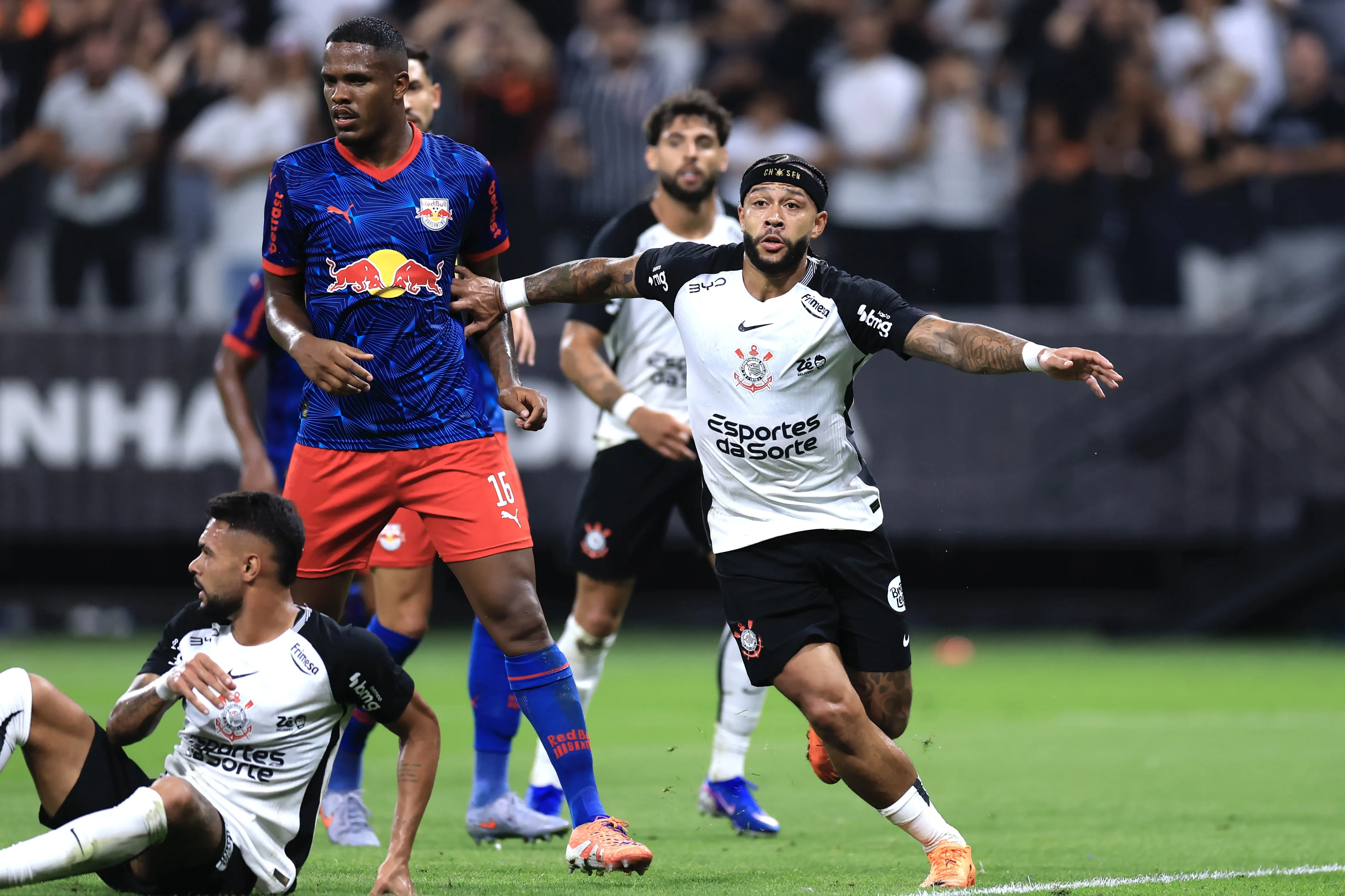 SP – SAO PAULO – 12/02/2026 – BRASILEIRO A 2026, CORINTHIANS X BRAGANTINO – Memphis Depay jogador do Corinthians durante partida contra o Bragantino no estadio Arena Corinthians pelo campeonato Brasileiro A 2026. Foto: Marcello Zambrana/AGIF