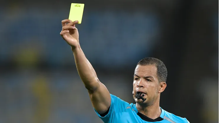 RJ - RIO DE JANEIRO - 15/04/2026 - COPA LIBERTADORES 2026, FLUMINENSE X INDEPENDIENTE RIVADAVIA - O arbitro Jhon Ospina durante partida entre Fluminense e Independiente no estadio Maracana pelo campeonato Copa Libertadores 2026. Foto: Thiago Ribeiro/AGIF