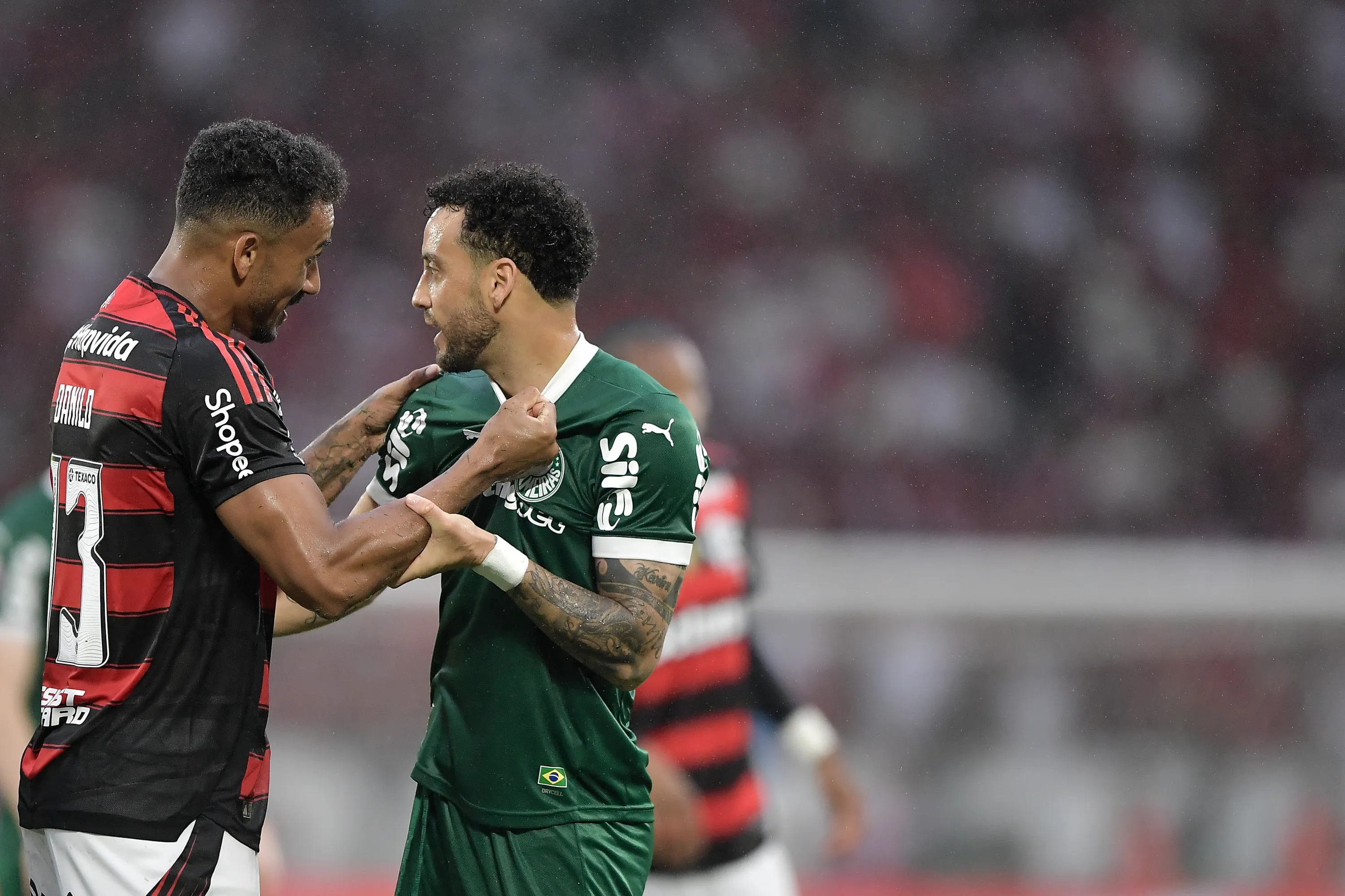 RJ – RIO DE JANEIRO – 19/10/2025 – BRASILEIRO A 2025, FLAMENGO X PALMEIRAS – Danilo jogador do Flamengo disputa lance com Felipe Anderson jogador do Palmeiras durante partida no estadio Maracana pelo campeonato Brasileiro A 2025. Foto: Thiago Ribeiro/AGIF