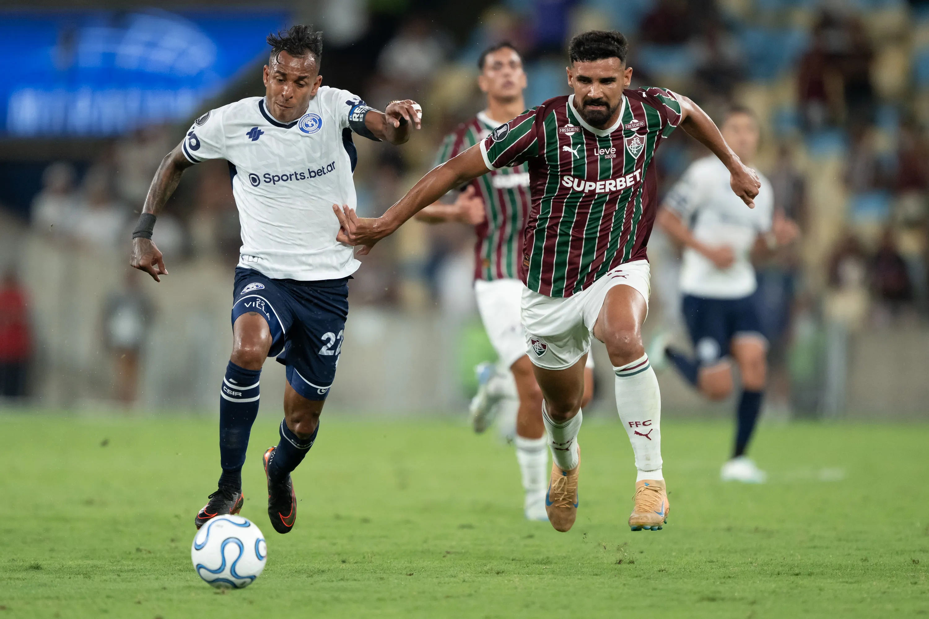 RJ – RIO DE JANEIRO – 15/04/2026 – COPA LIBERTADORES 2026, FLUMINENSE X INDEPENDIENTE RIVADAVIA – Ignacio jogador do Fluminense disputa lance com Villa jogador do Independiente durante partida no estadio Maracana pelo campeonato Copa Libertadores 2026. Foto: Jorge Rodrigues/AGIF