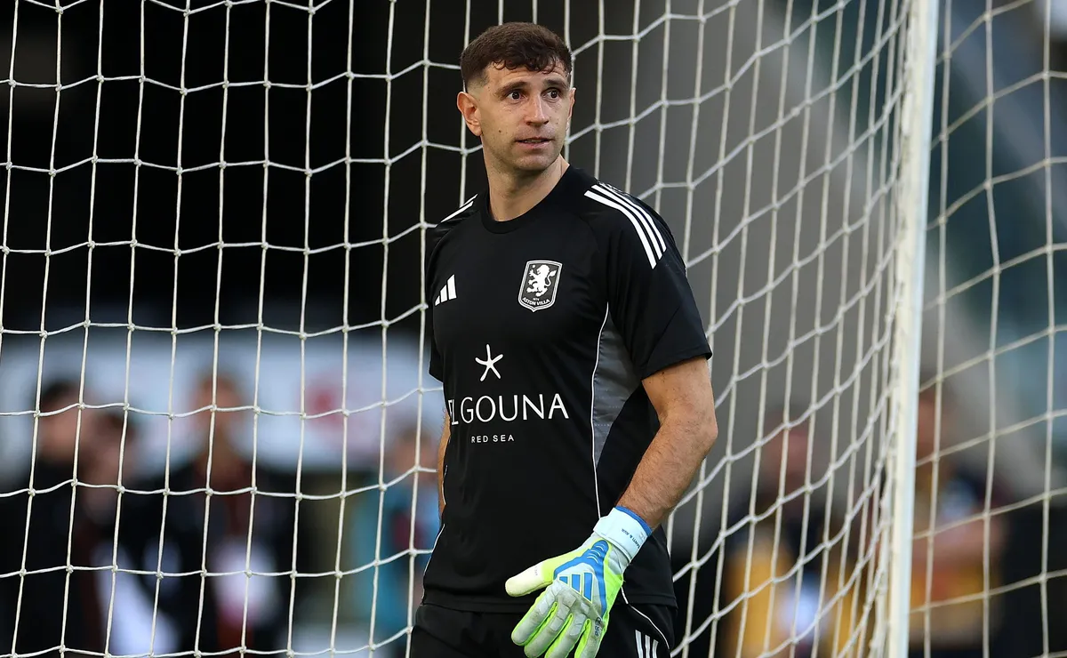 Dibu Martínez, goleiro da Argentina, sofre lesão e pode ser desfalque na estreia da Copa