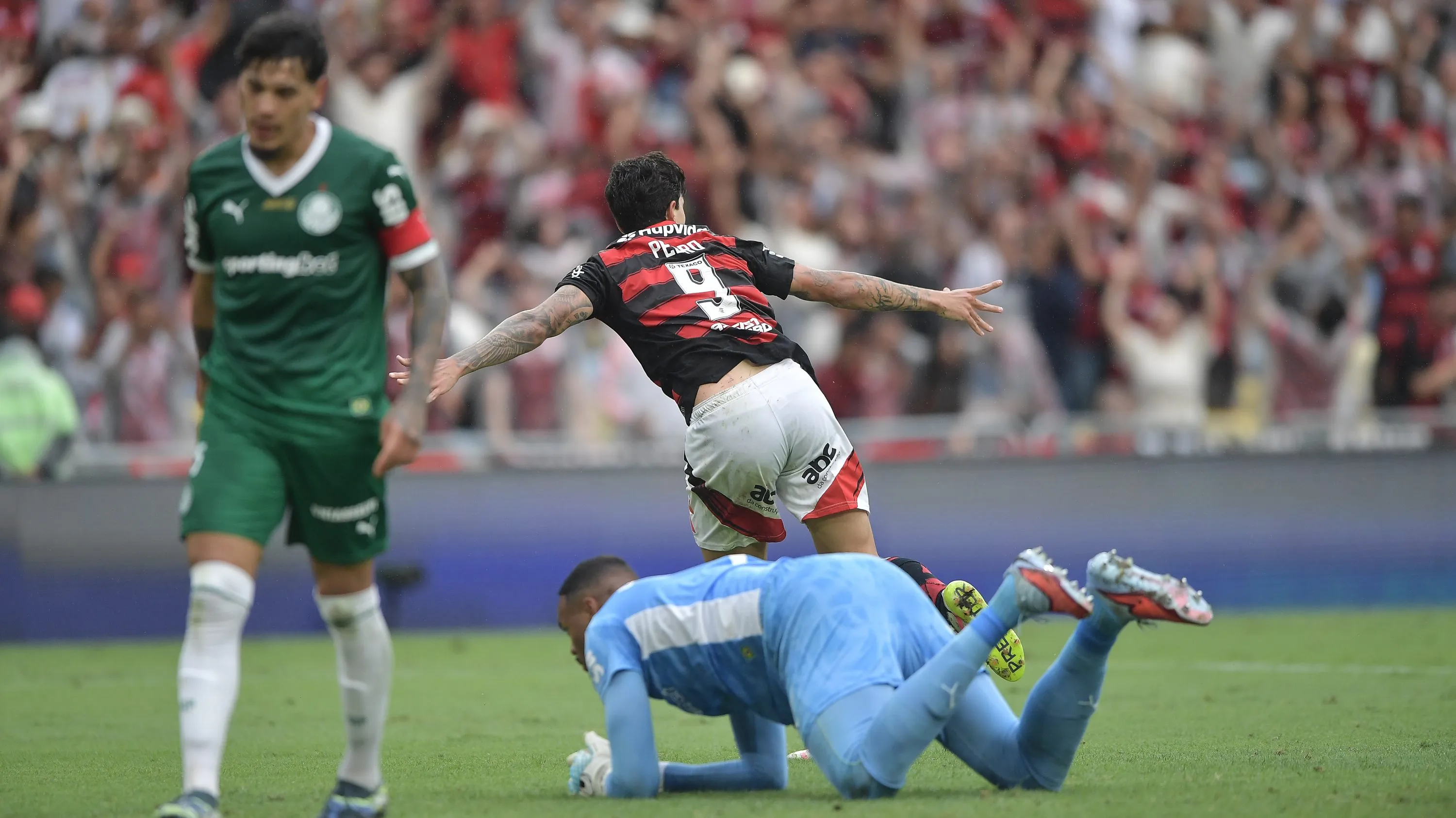 Pedro, jogador do Flamengo, comemora seu gol durante partida contra o Palmeiras no estadio Maracana pelo campeonato Brasileiro A 2025. Foto: Thiago Ribeiro/AGIF