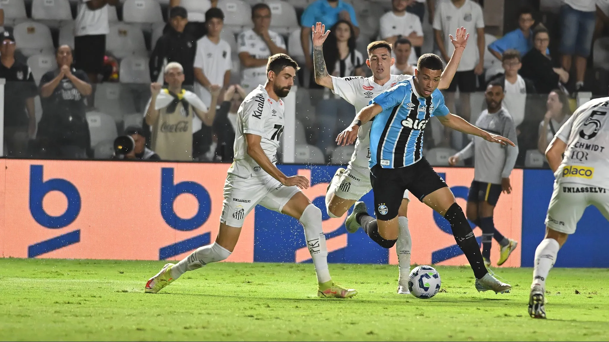 Luan Peres, jogador do Santos, durante partida contra o Gremio no estadio Vila Belmiro pelo campeonato Brasileiro A 2025. Foto: Jota Erre/AGIF