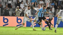 Luan Peres, jogador do Santos, durante partida contra o Gremio no estadio Vila Belmiro pelo campeonato Brasileiro A 2025. Foto: Jota Erre/AGIF
