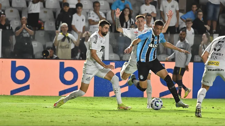 Luan Peres, jogador do Santos, durante partida contra o Gremio no estadio Vila Belmiro pelo campeonato Brasileiro A 2025. Foto: Jota Erre/AGIF