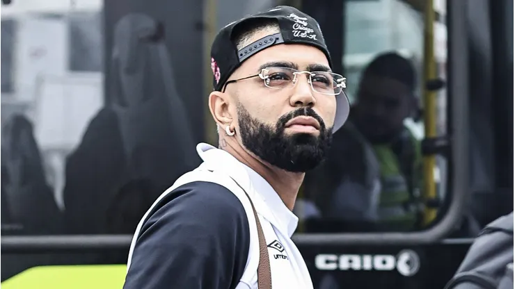 Gabigol durante embarque do Peixe para Porto Alegre