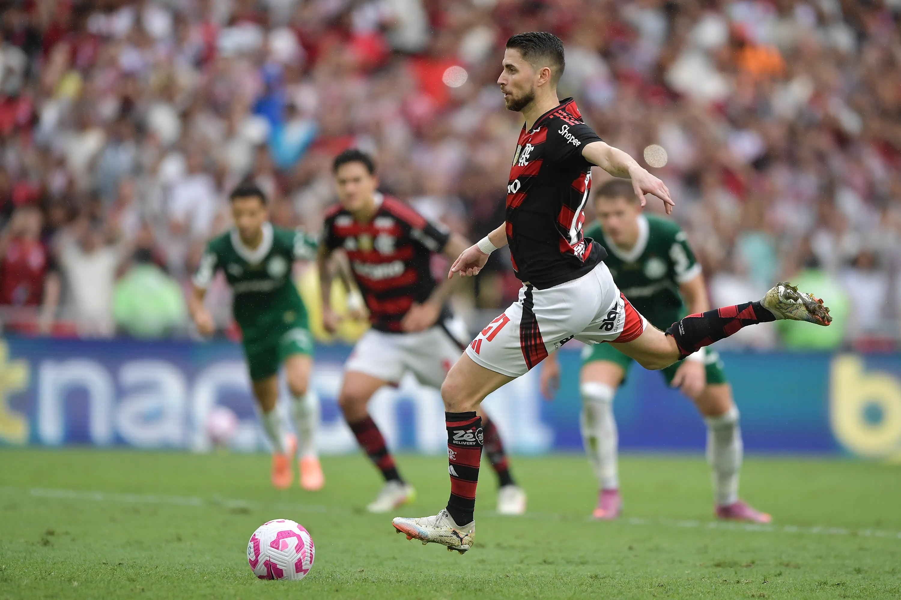 RJ – RIO DE JANEIRO – 19/10/2025 – BRASILEIRO A 2025, FLAMENGO X PALMEIRAS – Jorginho jogador do Flamengo durante partida contra o Palmeiras no estadio Maracana pelo campeonato Brasileiro A 2025. Foto: Thiago Ribeiro/AGIF