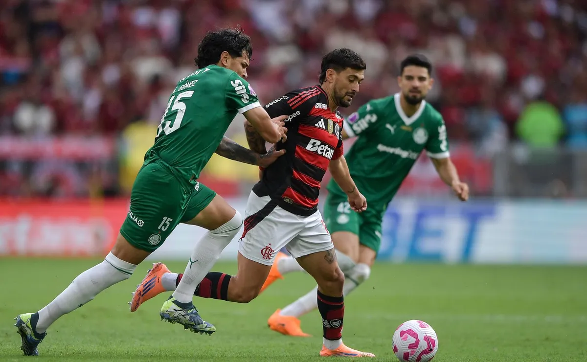 Flamengo recebe Palmeiras em confronto marcado por pressão e rivalidade crescente