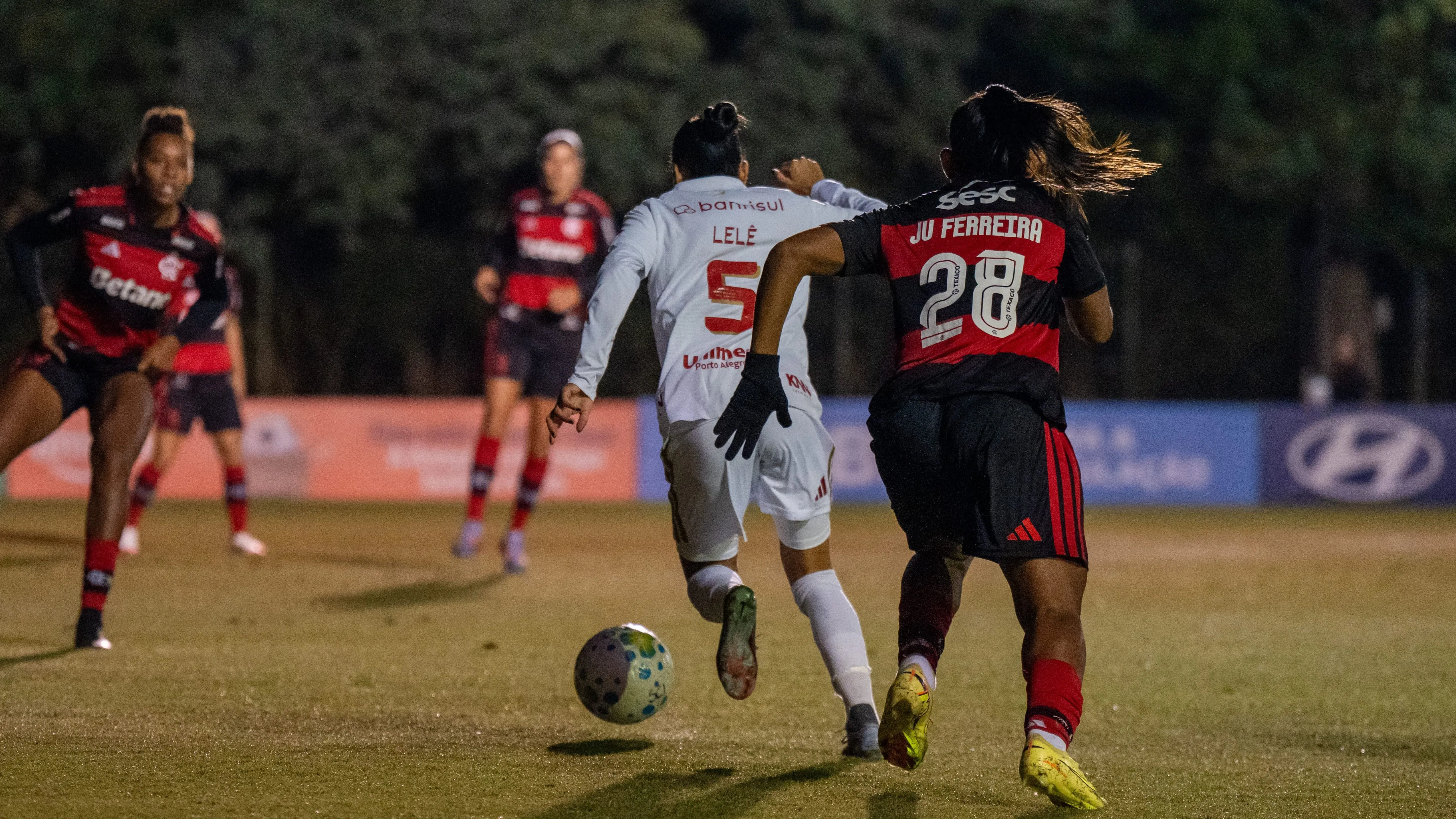Lelê e Ju Ferreira em jogo do Brasileirão Feminino