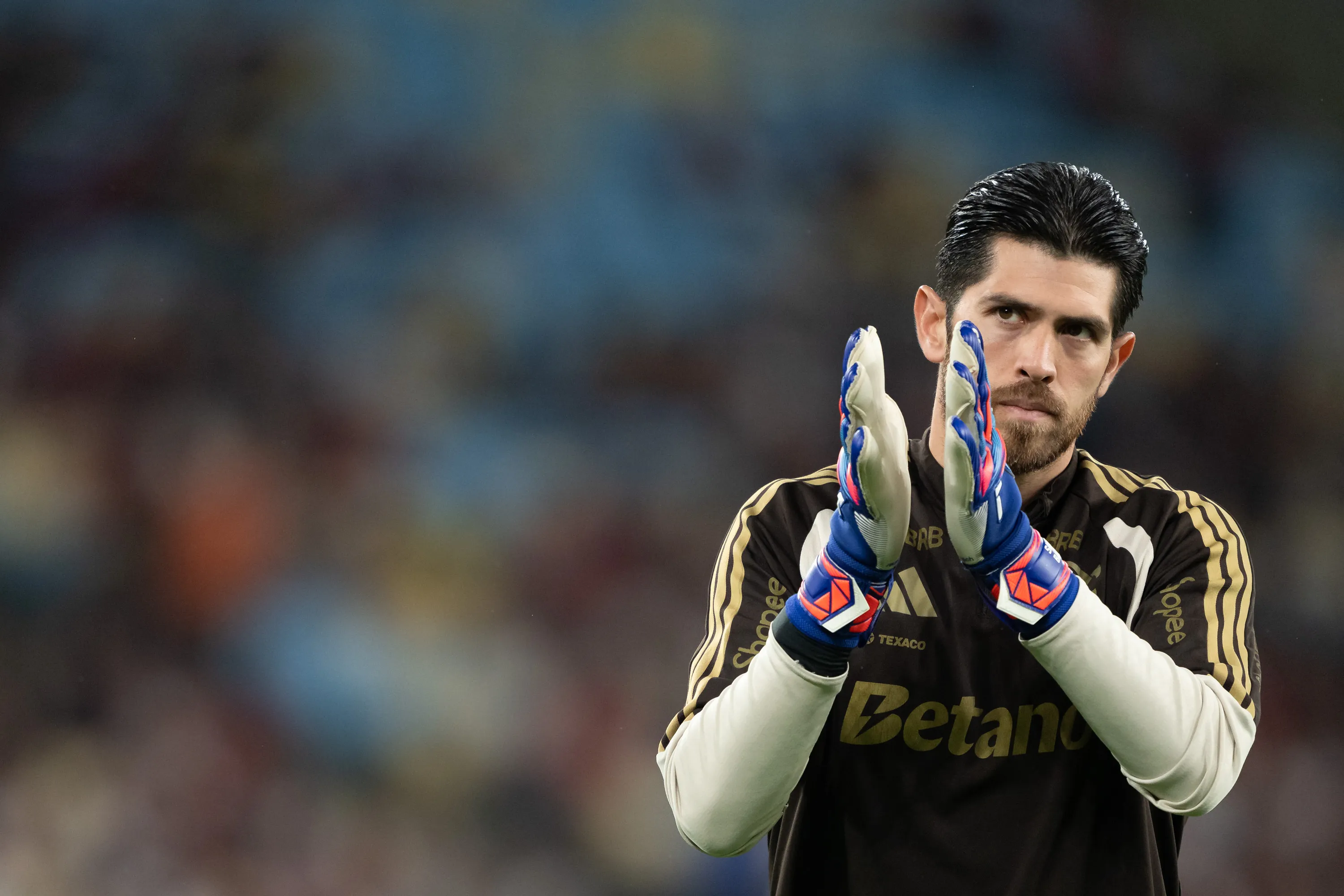 RJ – RIO DE JANEIRO – 20/05/2026 – COPA LIBERTADORES 2026, FLAMENGO X ESTUDIANTES – Rossi goleiro do Flamengo durante aquecimento antes da partida contra o Estudiantes no estadio Maracana pelo campeonato Copa Libertadores 2026. Foto: Jorge Rodrigues/AGIF