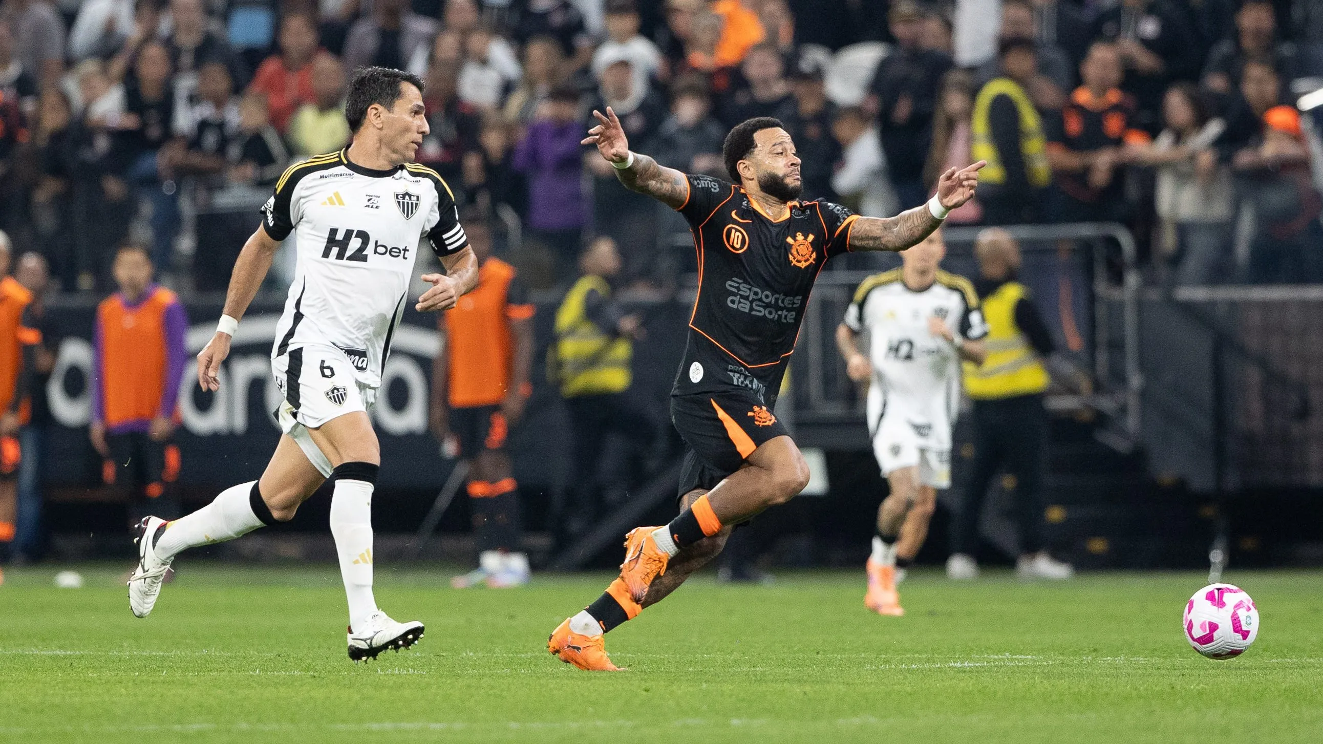Memphis Depay jogador do Corinthians durante partida contra o Atletico-MG no estadio Arena Corinthians pelo campeonato Brasileiro A 2025. Foto: Joisel Amaral/AGIF