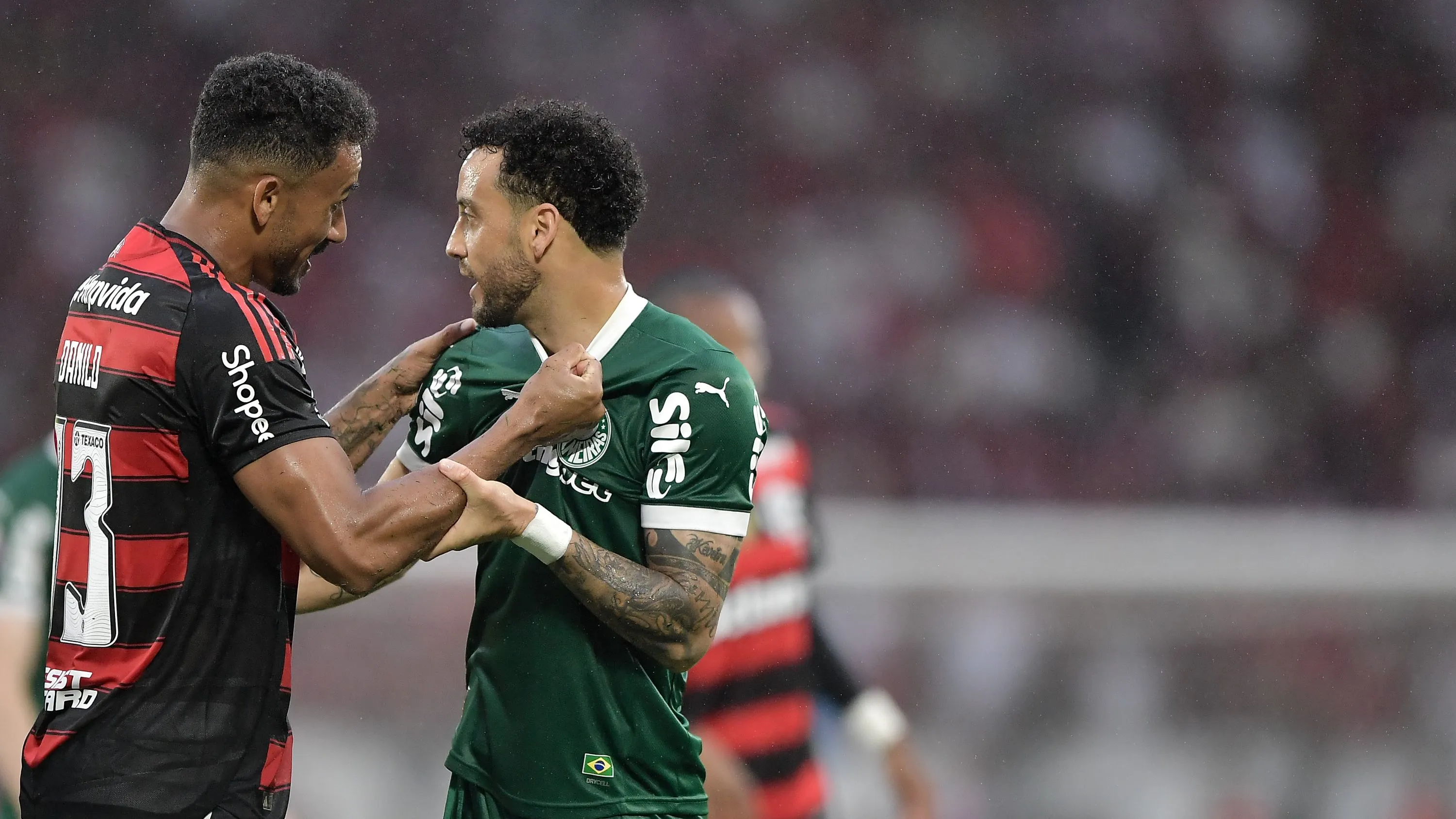 Danilo jogador do Flamengo disputa lance com Felipe Anderson jogador do Palmeiras durante partida no estadio Maracana pelo campeonato Brasileiro A 2025. Foto: Thiago Ribeiro/AGIF