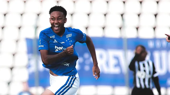 Ravenna, atacante, celebra primeiro gol pelo Cruzeiro