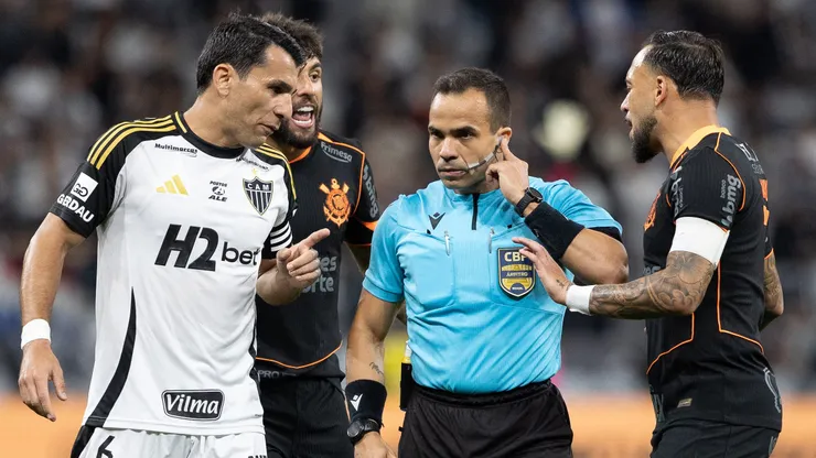 SP - SAO PAULO - 18/10/2025 - BRASILEIRO A 2025, CORINTHIANS X ATLETICO-MG - O arbitro Alex Gomes Stefano ESCUTA O VAR durante partida entre Corinthians e Atletico-MG no estadio Arena Corinthians pelo campeonato Brasileiro A 2025. Foto: Joisel Amaral/AGIF