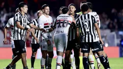 Tumulto entre jogadores do Sao Paulo e jogadores do Botafogo durante partida no estadio Morumbi pelo campeonato Brasileiro A 2026. Foto: Marcello Zambrana/AGIF