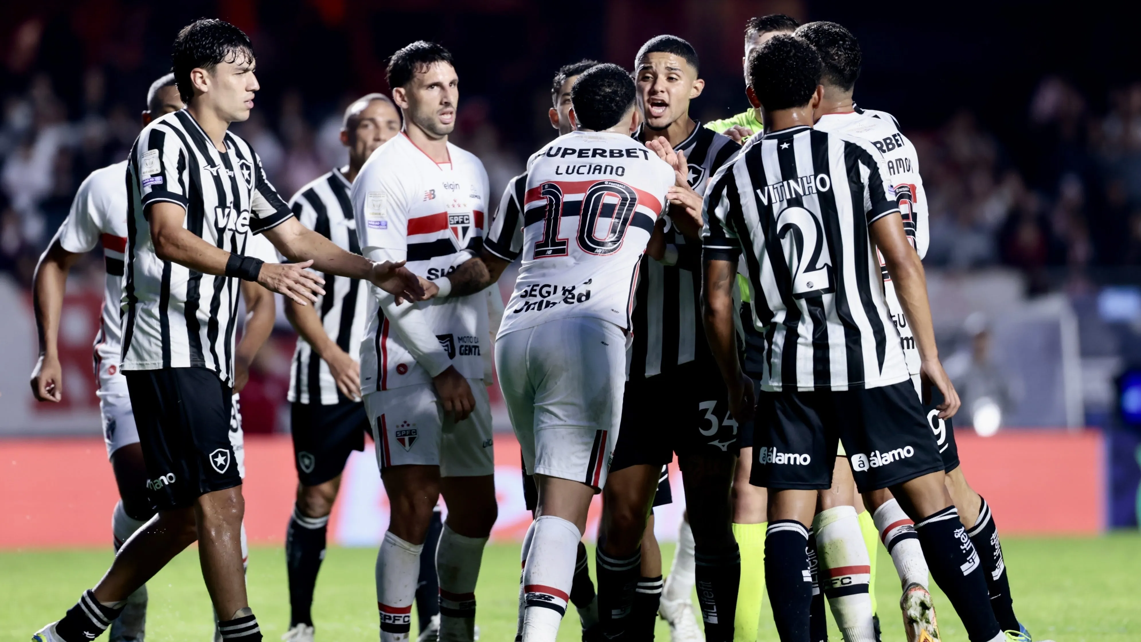 Tumulto entre jogadores do Sao Paulo e jogadores do Botafogo durante partida no estadio Morumbi pelo campeonato Brasileiro A 2026. Foto: Marcello Zambrana/AGIF