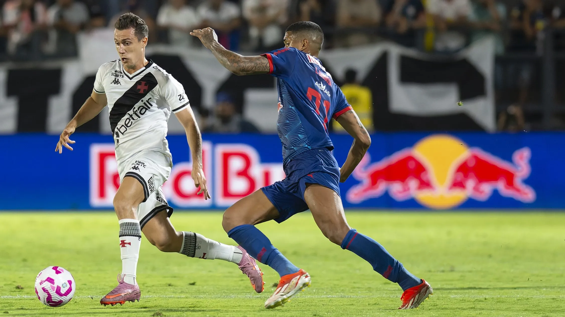 Lucas Barbosa jogador do Bragantino disputa lance com Lucas Piton jogador do Vasco durante partida no estadio Cicero De Souza Marques pelo campeonato Brasileiro A 2025. Foto: Anderson Romao/AGIF