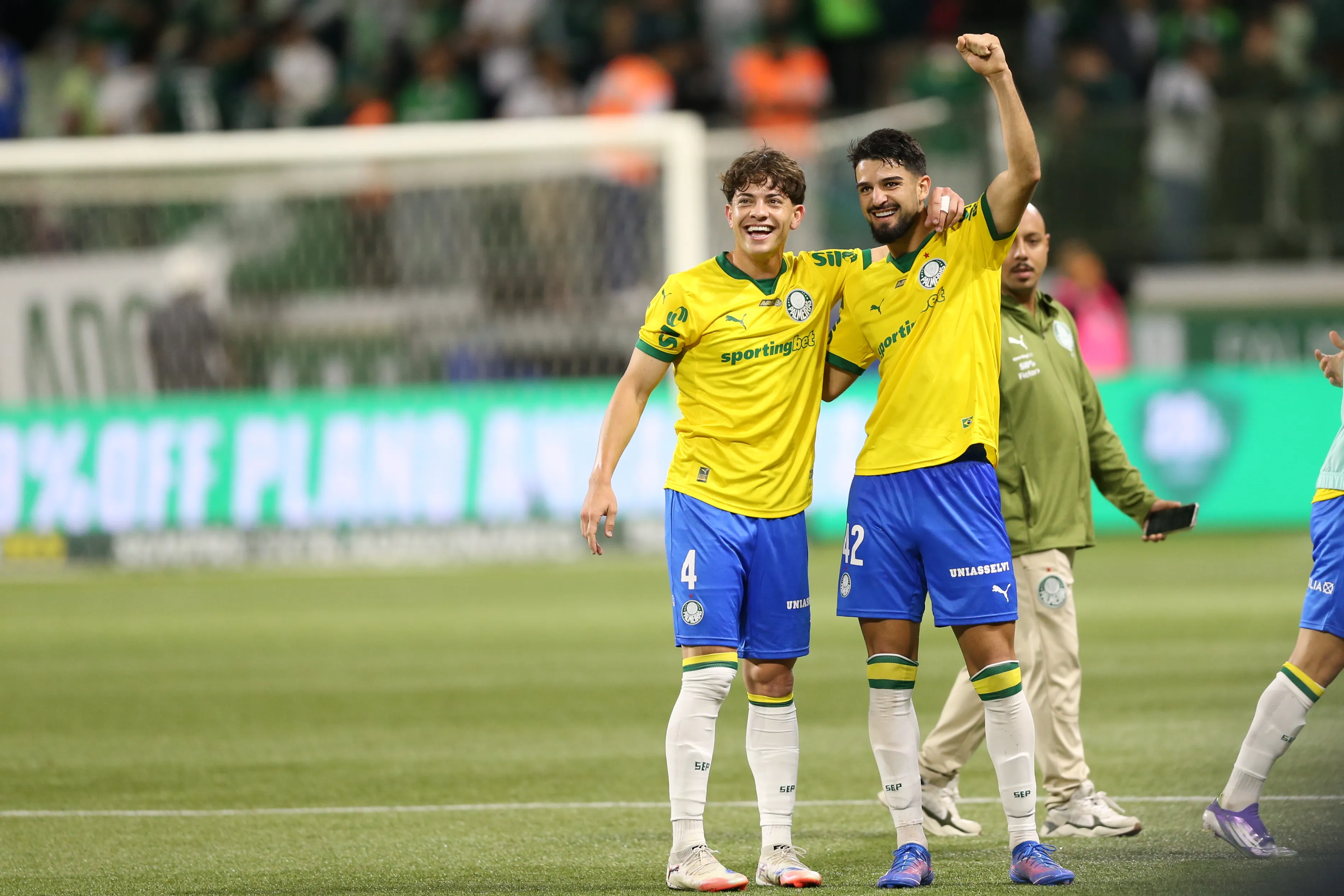 Giay e Flaco após jogo pelo Palmeiras. Foto: Marlon Costa/AGIF