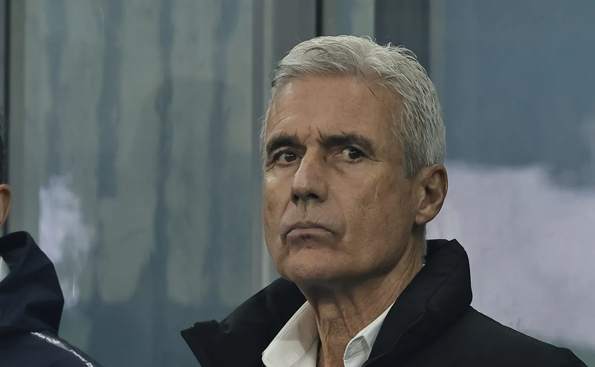 Luís Castro demora para substituir no Grêmio, mas Carlos Vinícius se destaca diante do Santos