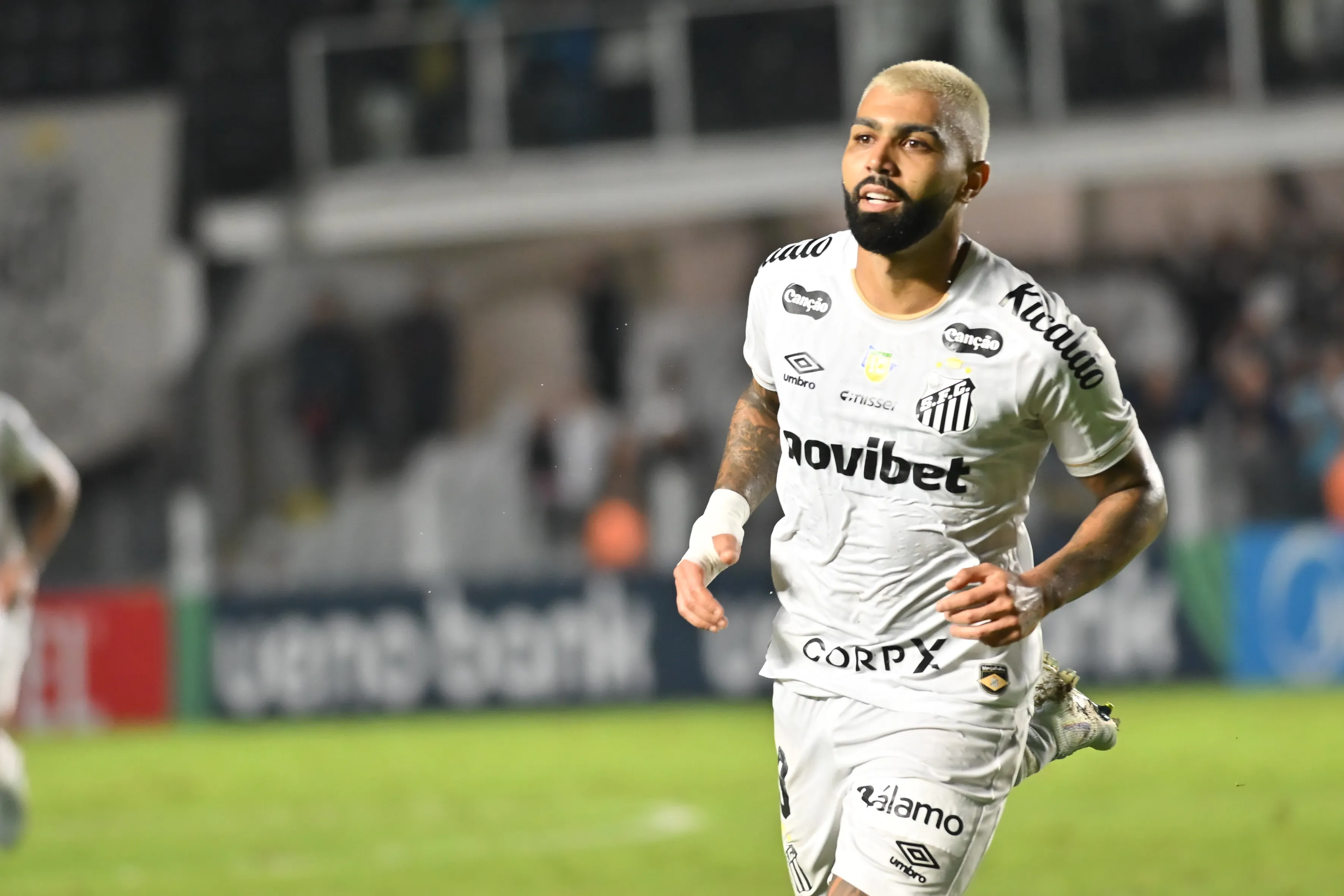 Gabigol jogador do Santos comemora seu gol durante partida contra o San Lorenzo. Foto: Jota Erre/AGIF