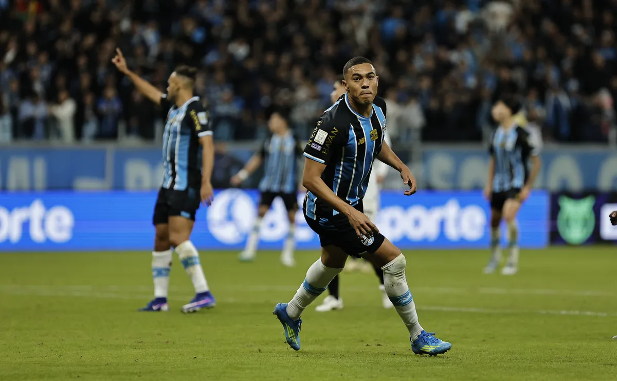 Com show da dupla Carlos Vinicius e Pavon, o Grêmio vence o Santos pelo Brasileirão