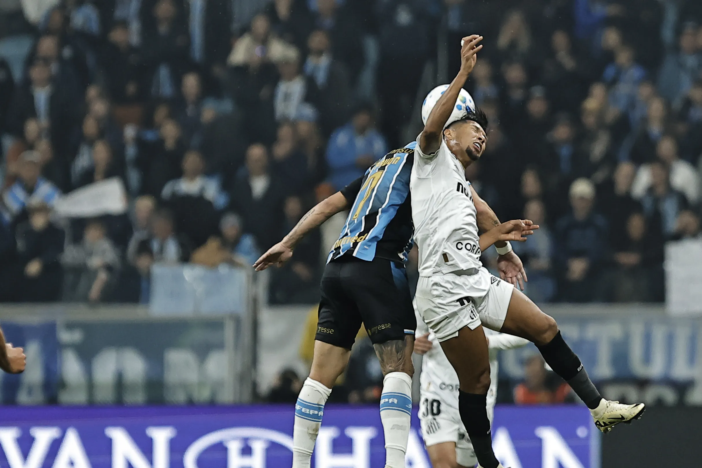 Cristian Pavon jogador do Gremio durante partida contra o Santos. Foto: Roberto Vinicius/AGIF