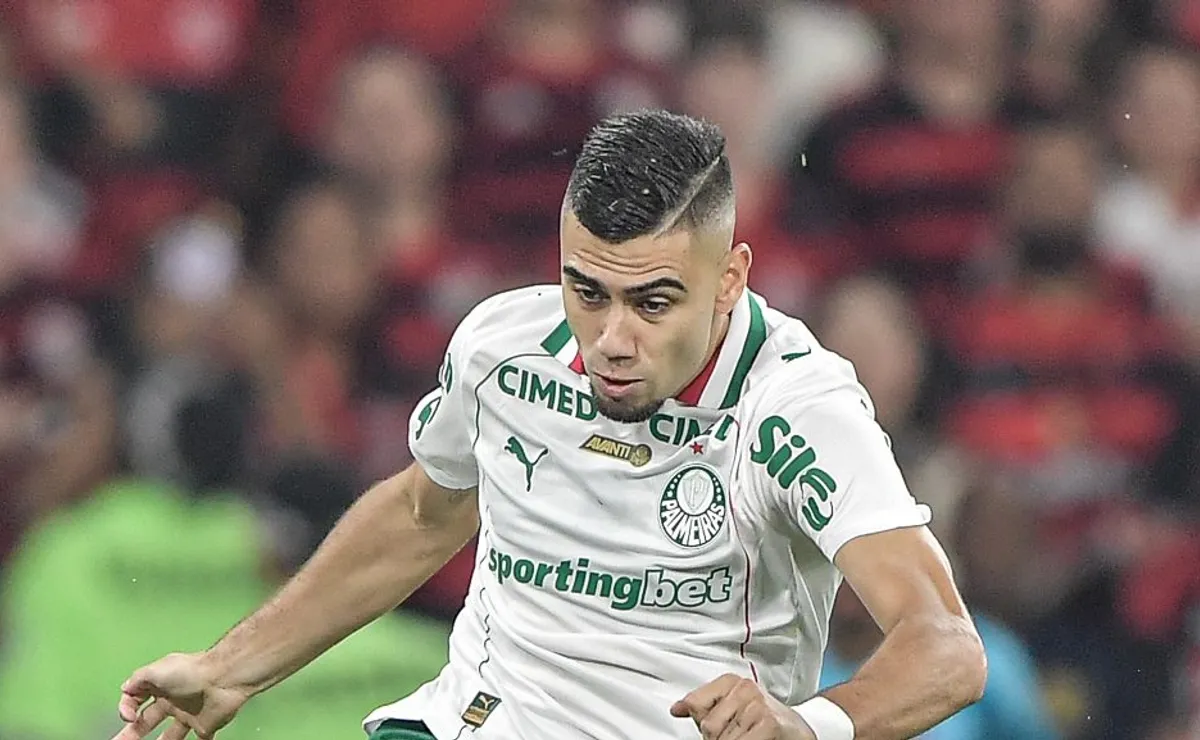 Evertton Araújo e Andreas Pereira estão ‘se estranhando’ nos primeiros minutos de Flamengo x Palmeiras