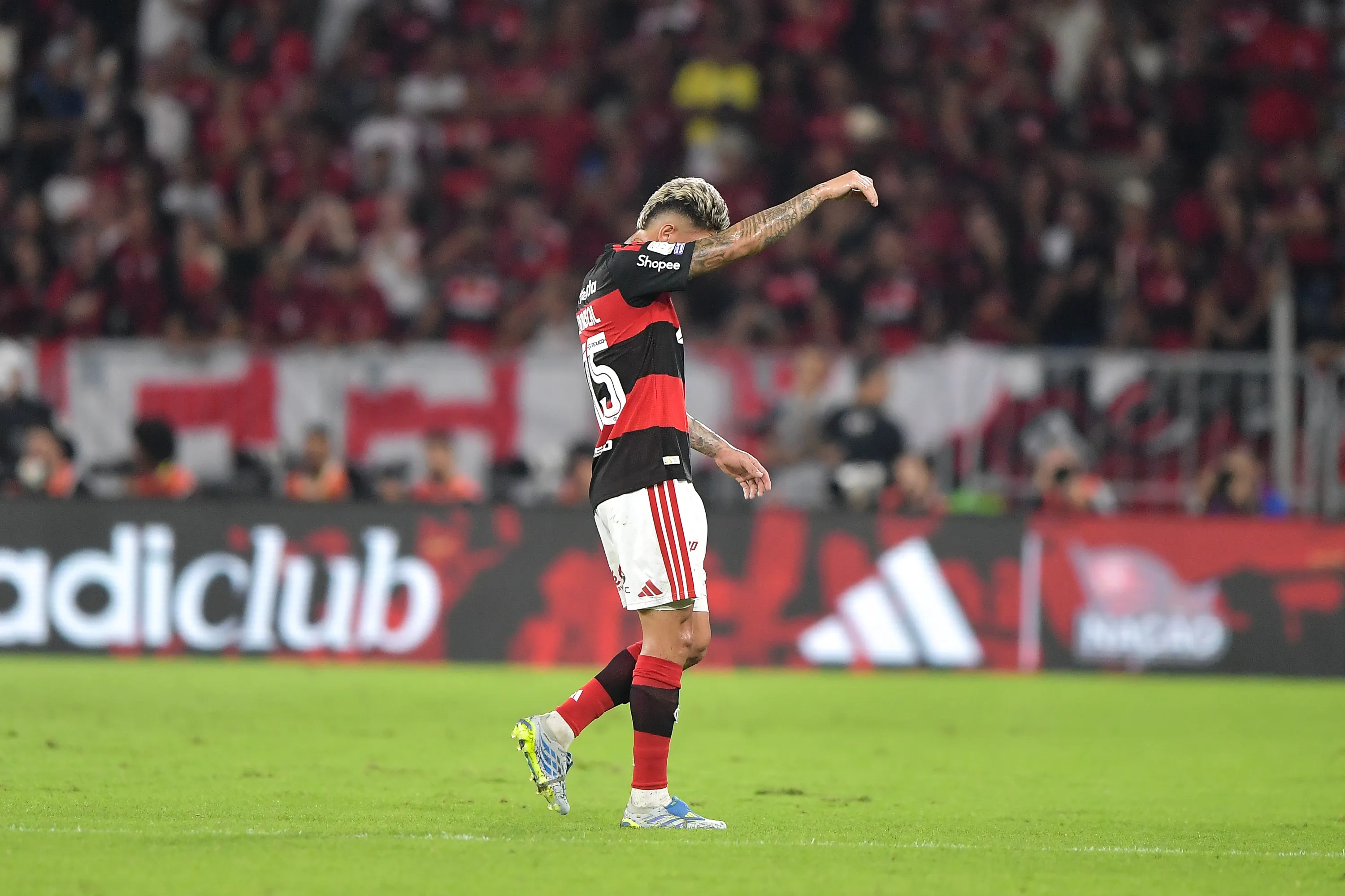 RJ – RIO DE JANEIRO – 23/05/2026 – BRASILEIRO A 2026, FLAMENGO X PALMEIRAS – Carrascal jogador do Flamengo recebe cartao vermelho do arbitro durante partida contra o Palmeiras no estadio Maracana pelo campeonato Brasileiro A 2026. Foto: Thiago Ribeiro/AGIF