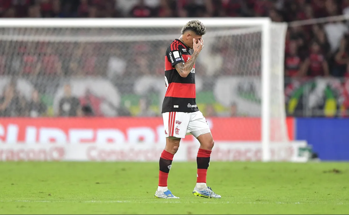 Carrascal prejudica o Flamengo diante do Palmeiras ao ser expulso após falta violenta em Murilo
