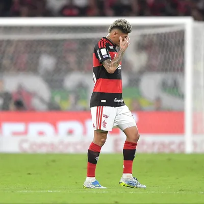 Carrascal prejudica o Flamengo ao ser expulso após falta violenta em Murilo