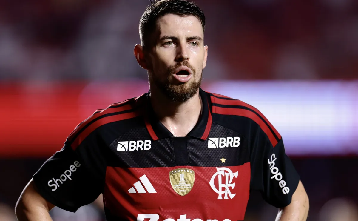 Andreas Pereira acerta Jorginho no início do jogo e irrita Evertton Araújo