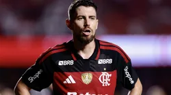 Jorginho recebeu entrada no começo do jogo.
