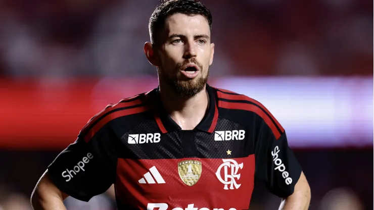 Jorginho recebeu entrada no começo do jogo.