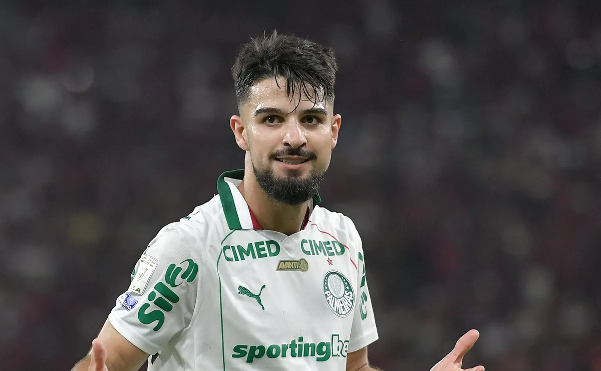Palmeiras domina o Flamengo dentro do Maracanã após expulsão de Carrascal e vence fora de casa