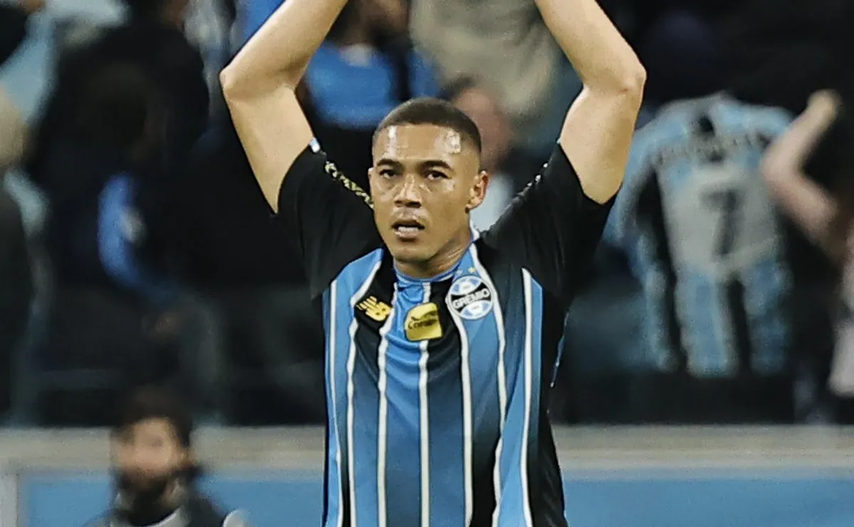 Vídeo: Carlos Vinícius busca ultrapassar Diego Souza na artilharia da Arena e comemora: “Alegria”