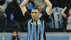 Carlos Vinicius jogador do Gremio comemora seu gol durante partida contra o Santos no estadio Arena do Gremio pelo campeonato Brasileiro A 2026. Foto: Roberto Vinicius/AGIF