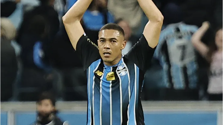 Carlos Vinicius jogador do Gremio comemora seu gol durante partida contra o Santos no estadio Arena do Gremio pelo campeonato Brasileiro A 2026. Foto: Roberto Vinicius/AGIF