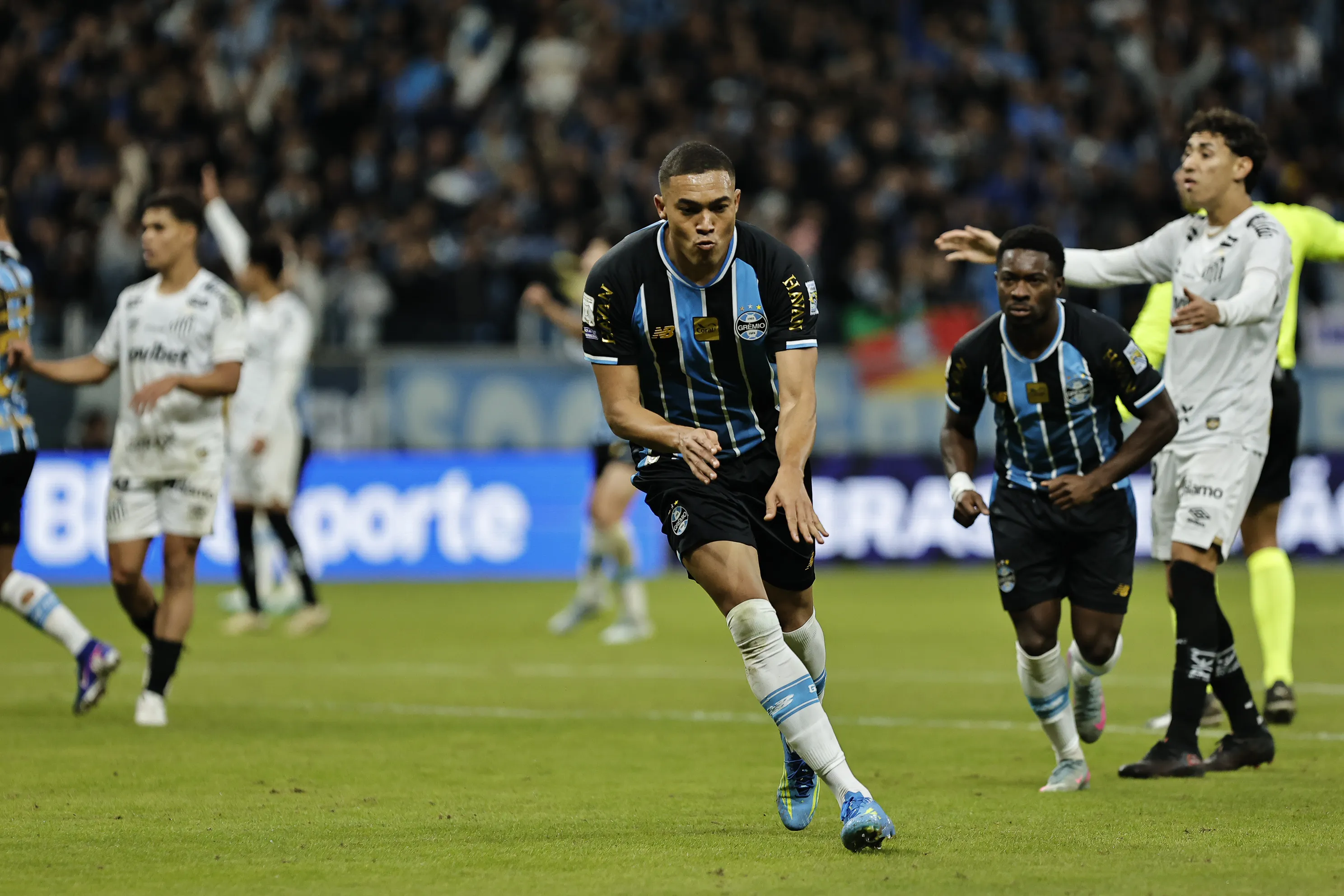 RS – PORTO ALEGRE – 23/05/2026 – BRASILEIRO A 2026, GREMIO X SANTOS – Carlos Vinicius jogador do Gremio comemora seu gol durante partida contra o Santos no estadio Arena do Gremio pelo campeonato Brasileiro A 2026. Foto: Roberto Vinicius/AGIF