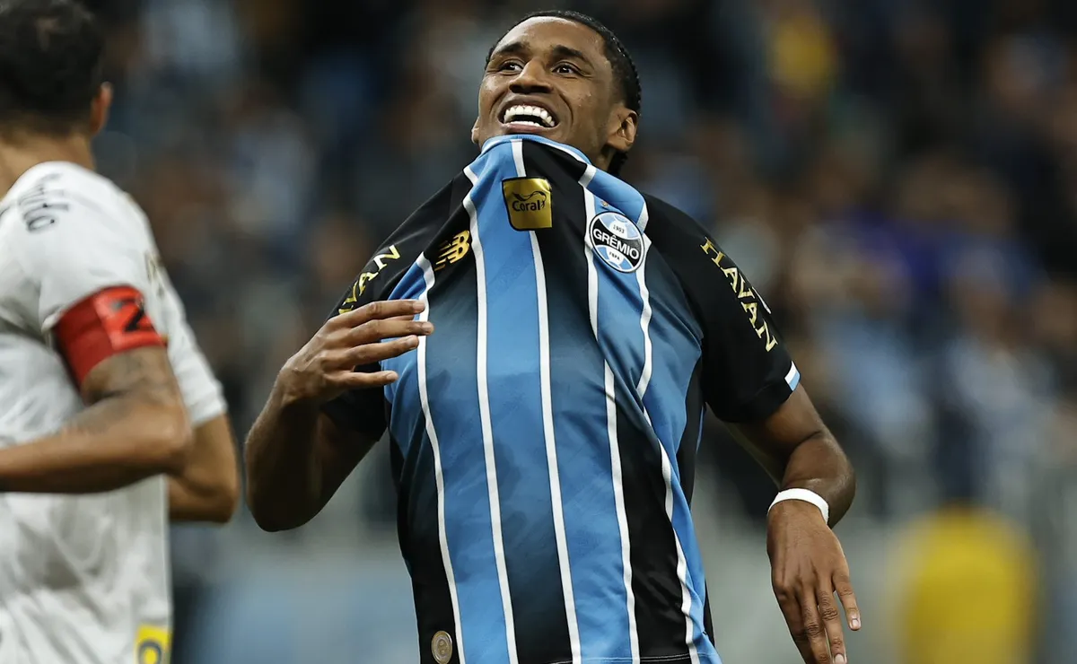 Vídeo: Tetê se emociona após marcar gol da vitória do Grêmio, seu clube de coração, diante do Santos