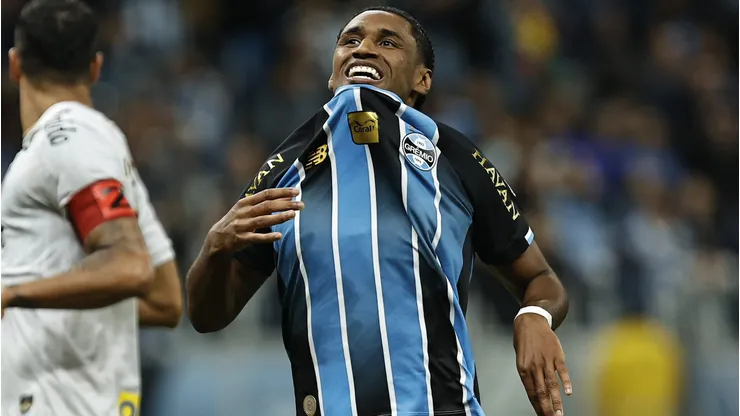 Tetê brilhou ao marcar o gol da vitória do Grêmio diante do Santos