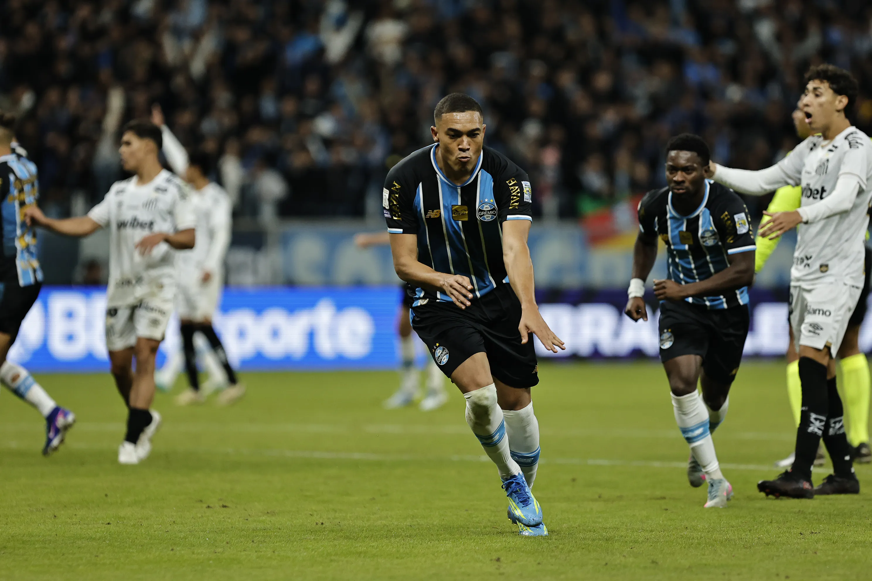 RS – PORTO ALEGRE – 23/05/2026 – BRASILEIRO A 2026, GREMIO X SANTOS – Carlos Vinicius jogador do Gremio comemora seu gol durante partida contra o Santos no estadio Arena do Gremio pelo campeonato Brasileiro A 2026. Foto: Roberto Vinicius/AGIF