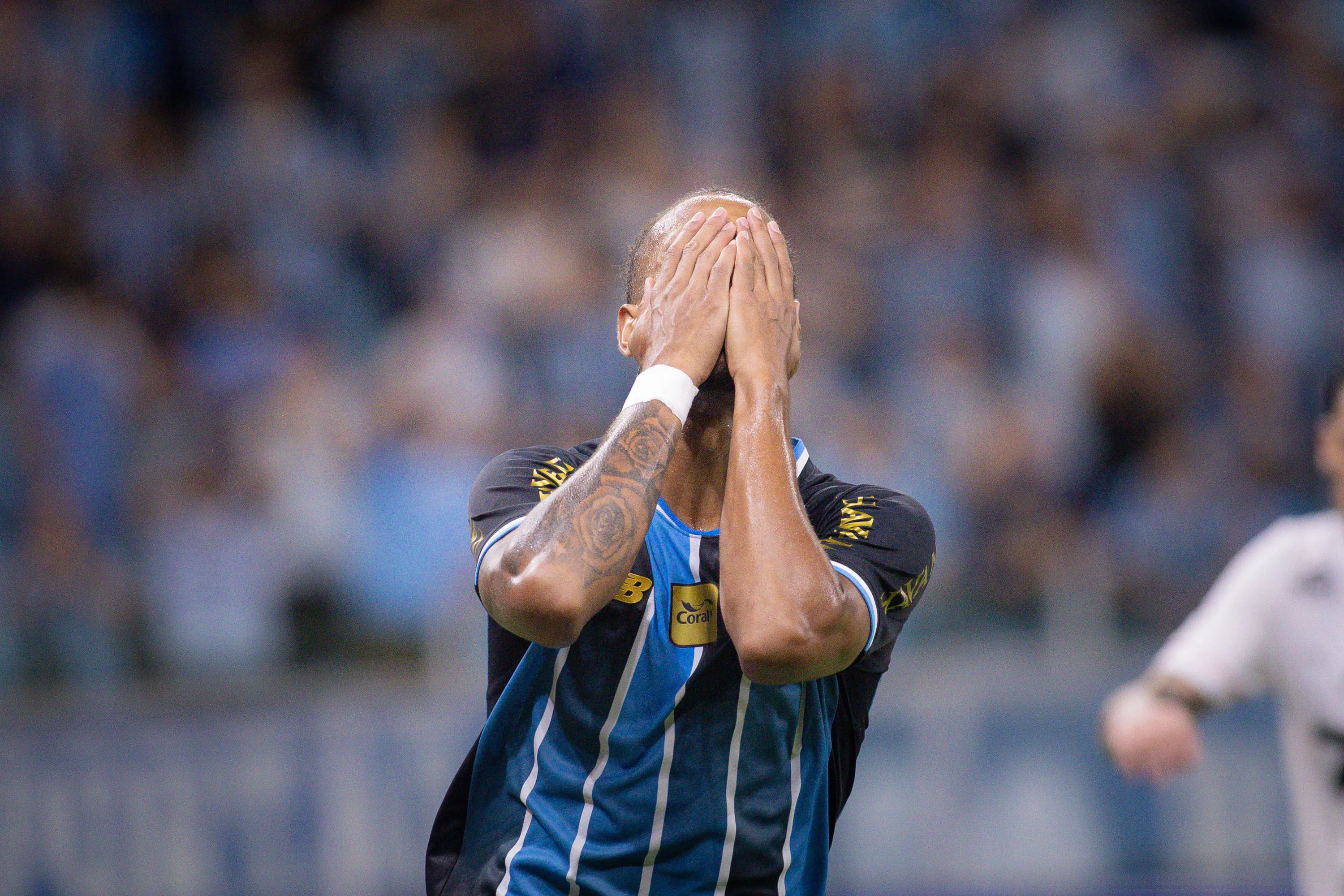 Caio Paulista foi muito criticado por falha em gol de Gabigol. Foto: Maxi Franzoi/AGIF