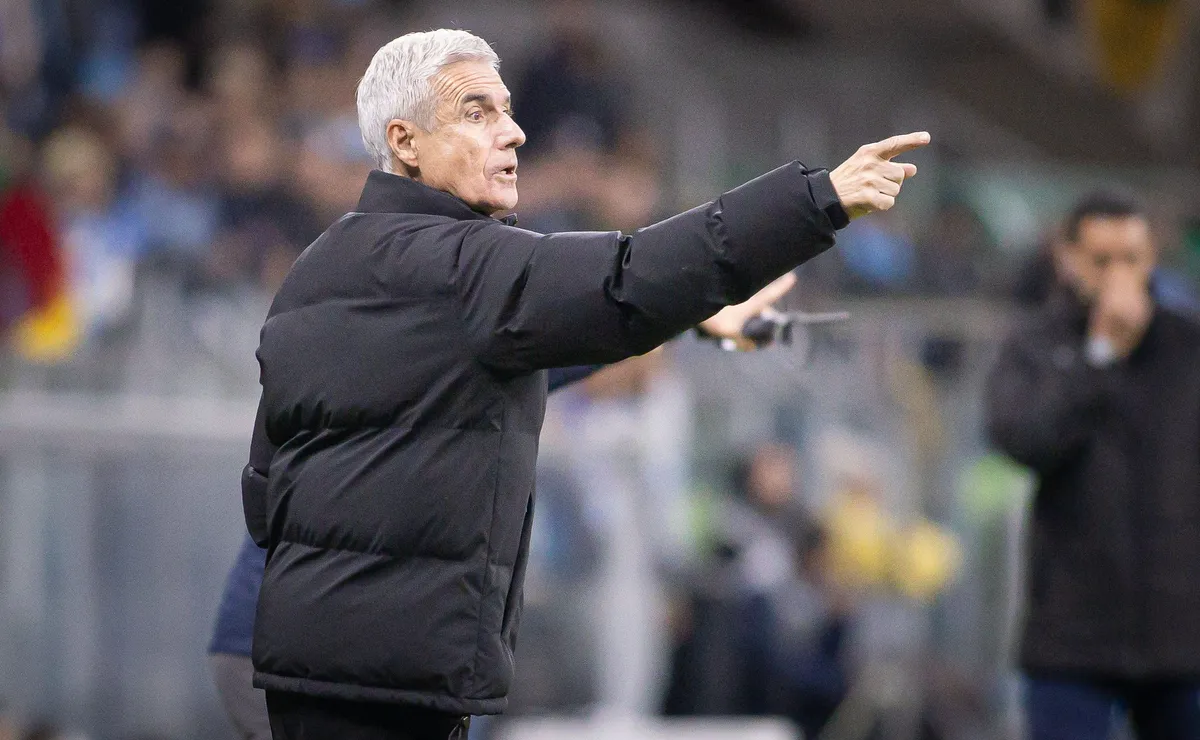 Luis Castro enaltece maturidade do Grêmio para conseguir virada contra o Santos: “Frieza muito grande”